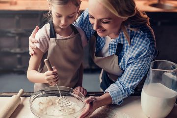 Vamos aprender a preparar mais uma receita com aramados de cozinha? Prepare-se, pois estamos prestes a comemorar no dia 26 de julho, o “Dia dos Avós”, que com certeza são parentes especiais em nossas vidas, e para homenageá-los vamos aprender uma receita clássica e cheia de lembranças.